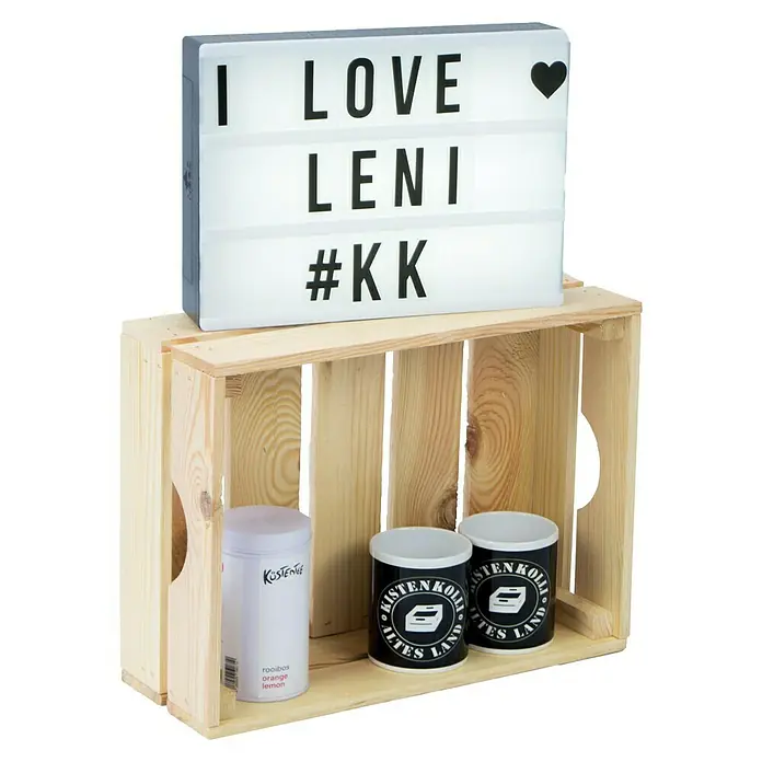 Holzkiste Leni - L x B x H: 40 x 30 x 15 cm, Braun, Gehobelt - Dekorative Holzkiste mit Lichbox "I LOVE LENI #KK", Teedose und zwei Kaffeetassen. Ideal als Geschenk oder zur stilvollen Aufbewahrung.