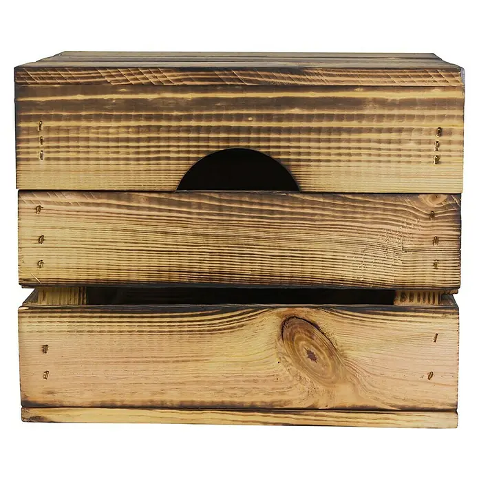 Holzkiste Assos - L x B x H: 27,5 x 20 x 21,5 cm, Braun - Nahaufnahme einer Holzkiste mit rustikalem Aussehen und einem Loch. Ideal zur Aufbewahrung oder als dekoratives Element.