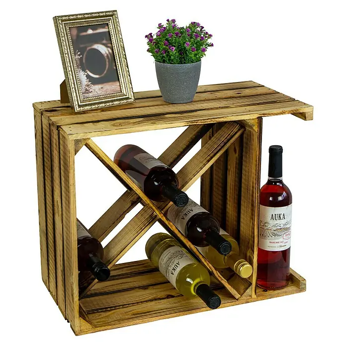 Weinregal X - L x B x H: 50 x 40 x 27 cm, Holz - Rustikales Weinregal aus Holz mit Weinflaschen, einem Fotorahmen und einer Topfpflanze für stilvolle Weinlagerung und Dekoration.
