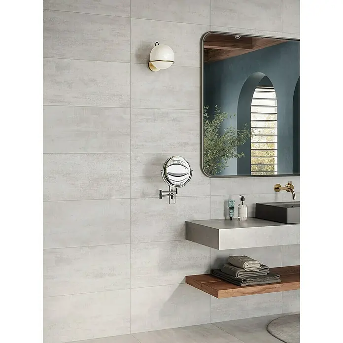 Atlas Concorde Solution Yorkshire Feinsteinzeugfliese Almond - 30 x 60 cm, Beige, Matt - Elegantes Badezimmer-Interieur mit modernen, grauen Wandfliesen, einem stilvollen Spiegel und einem schwebenden Waschtisch mit Holzregal.