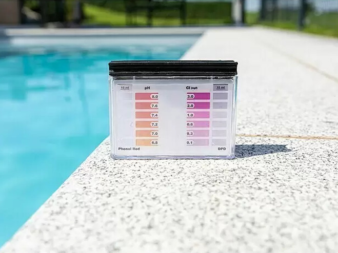 pH-Wert Test am Pool