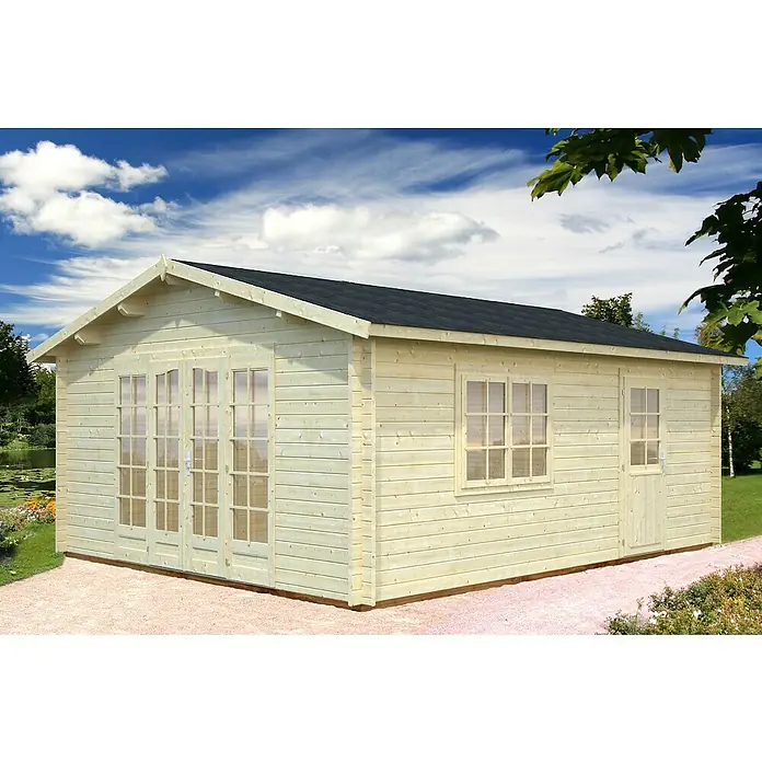 Palmako Gartenhaus Irene - Außenmaß inkl. Dachüberstand (B x T): 514 x 598 cm, Natur - Ein helles Holzgartenhaus mit schwarzem Dach, großen Fenstern und einer Tür, umgeben von Grün und einem blauen Himmel.