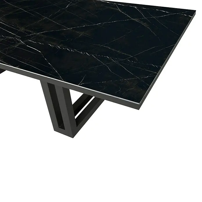 Mesa de jardín Doble Bridge - L x An x Al: 260 x 120 x 74 cm, Aluminio/Cerámica, Marquina Black - Primer plano de una mesa de comedor moderna con tablero de mármol negro y base de metal gris.