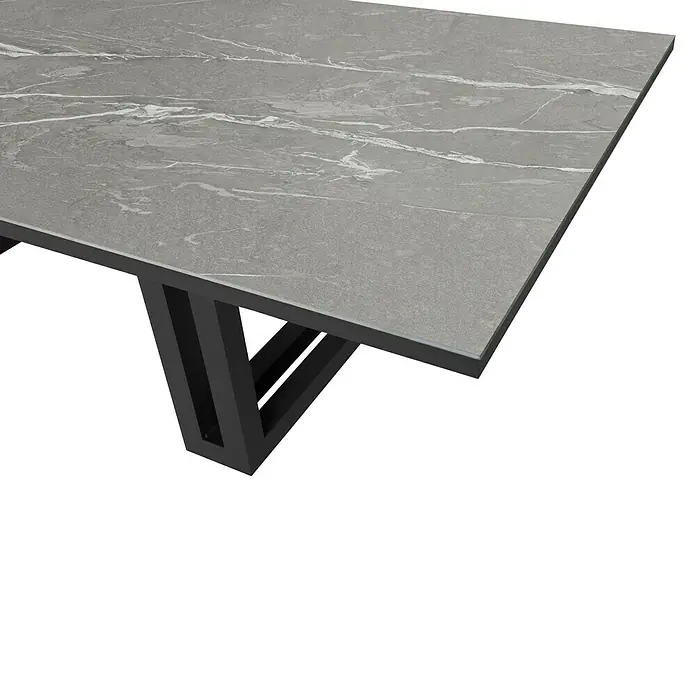 Mesa de jardín Doble Bridge - L x An x Al: 260 x 120 x 74 cm, Aluminio/Cerámica, Cardoso Gray - Primer plano de una mesa de comedor con una tapa de mármol gris y una base moderna de metal negro. Diseño elegante para el comedor.