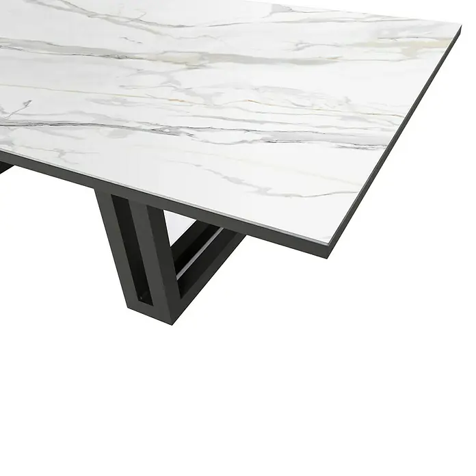 Mesa de jardín Doble Bridge - L x An x Al: 260 x 120 x 74 cm, Aluminio/Cerámica, Emporio Calacatta - Primer plano de una mesa de comedor moderna con una cubierta de mármol blanco y una elegante estructura de metal oscuro. Diseño elegante para tu hogar.