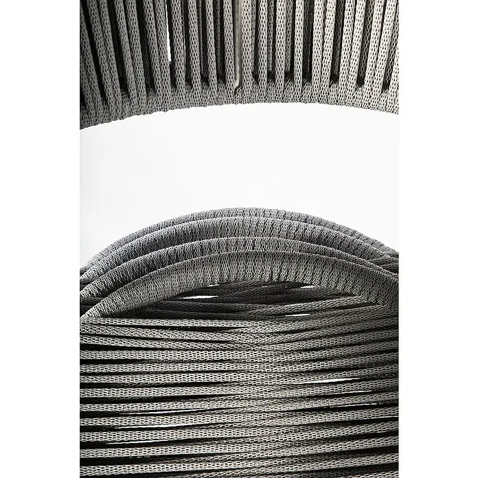 Silla de jardín Melk - 56 x 57 x 80 cm, Antracita, Cuerda, Apilable - Primer plano de una silla moderna con un diseño tejido gris, que muestra una textura interesante y una estética minimalista.