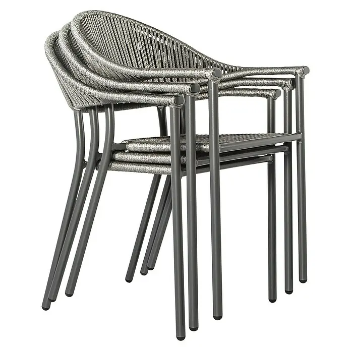 Silla de jardín Melk - 56 x 57 x 80 cm, Antracita, Cuerda, Apilable - Una pila de sillas de ratán grises con patas metálicas sobre un fondo negro. Están apiladas para ahorrar espacio.