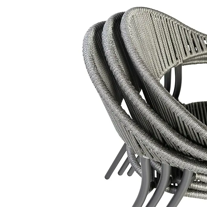 Silla de jardín Melk - 56 x 57 x 80 cm, Antracita, Cuerda, Apilable - Un primer plano de sillas de exterior modernas apiladas con tejido de cuerda gris y un marco oscuro y elegante sobre un fondo negro.