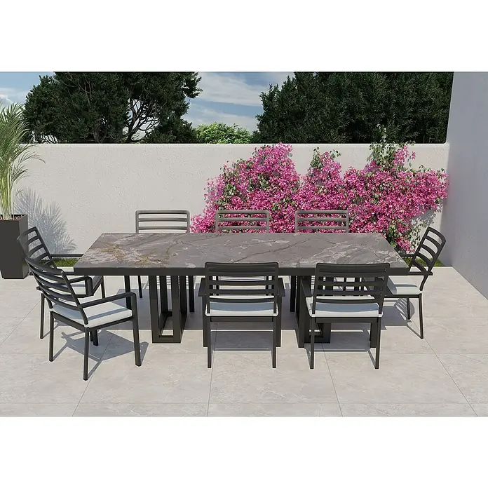Mesa de jardín Doble Bridge - L x An x Al: 260 x 120 x 74 cm, Aluminio/Cerámica, Magna Blue - Un moderno juego de comedor para exteriores con una mesa con aspecto de piedra y sillas elegantes con cojines claros.