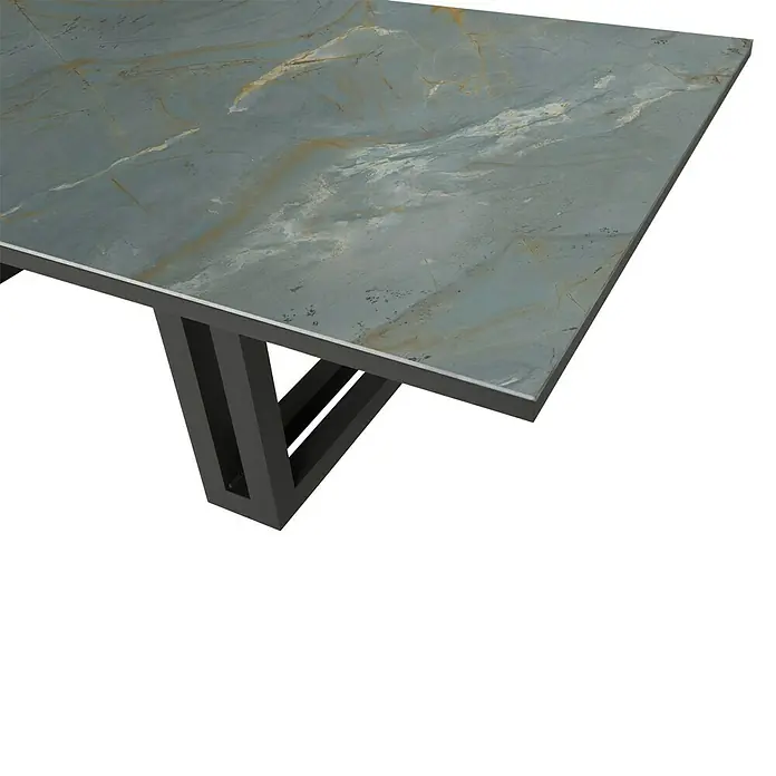 Mesa de jardín Doble Bridge - L x An x Al: 260 x 120 x 74 cm, Aluminio/Cerámica, Magna Blue - Primer plano de una mesa moderna con tablero de mármol y una base de metal de diseño único.