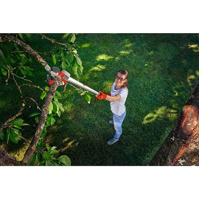 Wolf-Garten Teleskop-Astschere PDC RR 200 - Max. Aststärke: 32 mm, Bypass, Längenverstellung: 200 cm - Eine Frau verwendet eine Teleskop-Astschere, um Äste zu schneiden, wobei sie eine Schutzbrille und Gartenhandschuhe trägt.