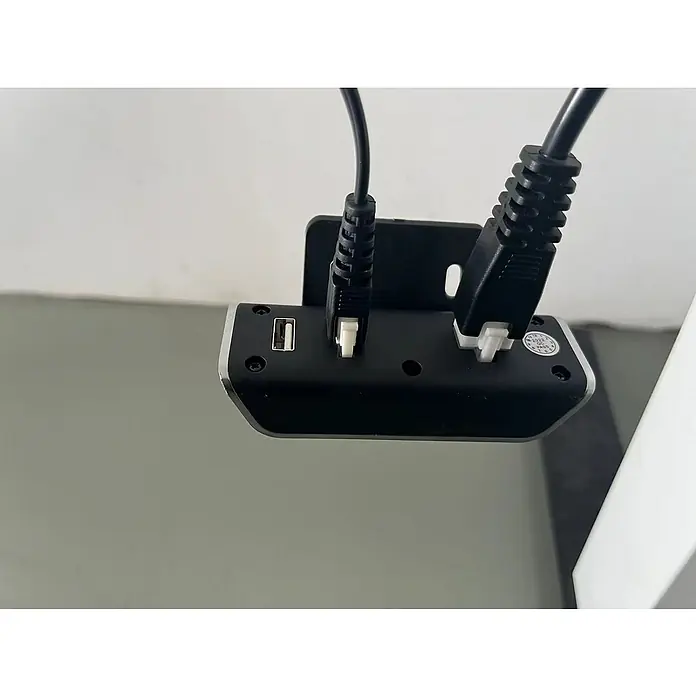 Bastidor de mesa T800 - Elevable, Blanco, Acero, Display digital y USB, Capacidad de carga: 80 kg - Hub USB negro con dos cables de alimentación enchufados y un puerto USB para conectar dispositivos adicionales.