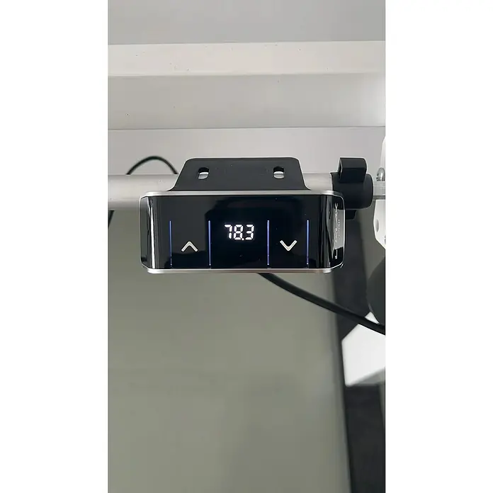 Bastidor de mesa T800 - Elevable, Blanco, Acero, Display digital y USB, Capacidad de carga: 80 kg - Primer plano de un panel de control negro con una pantalla digital que muestra 78.3, montado en lo que parece un escritorio o estación de trabajo.