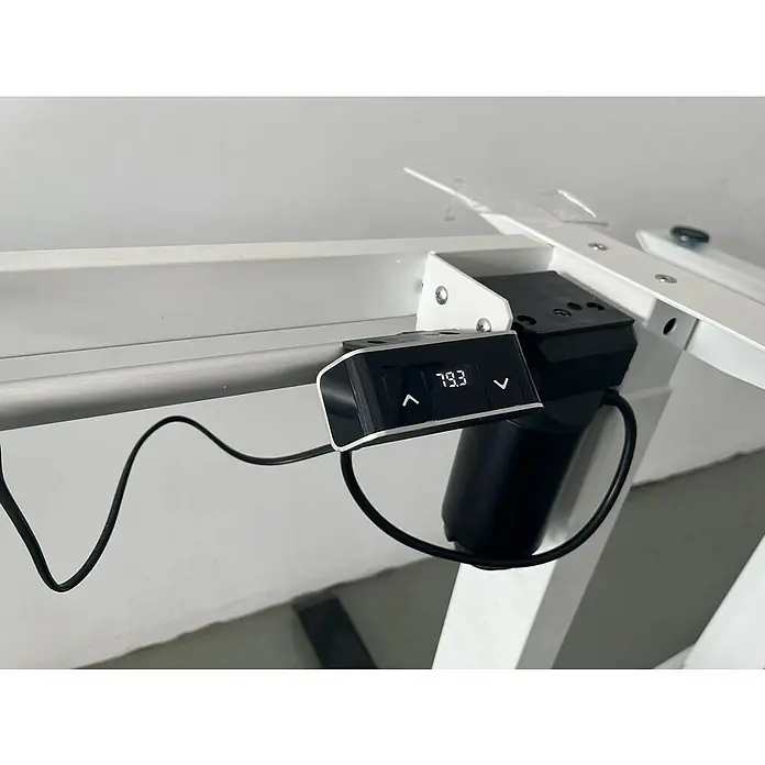Bastidor de mesa T800 - Elevable, Blanco, Acero, Display digital y USB, Capacidad de carga: 80 kg - Detalle de un escritorio de altura regulable con panel de control y motor, que permite un ajuste flexible de la altura de trabajo.