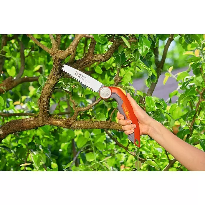 Wolf-Garten Handsäge POWER CUT SAW 145 - Sägeblattlänge: 14,5 cm - Rote und graue Astsäge, von Hand gehalten, schneidet einen Baumast.