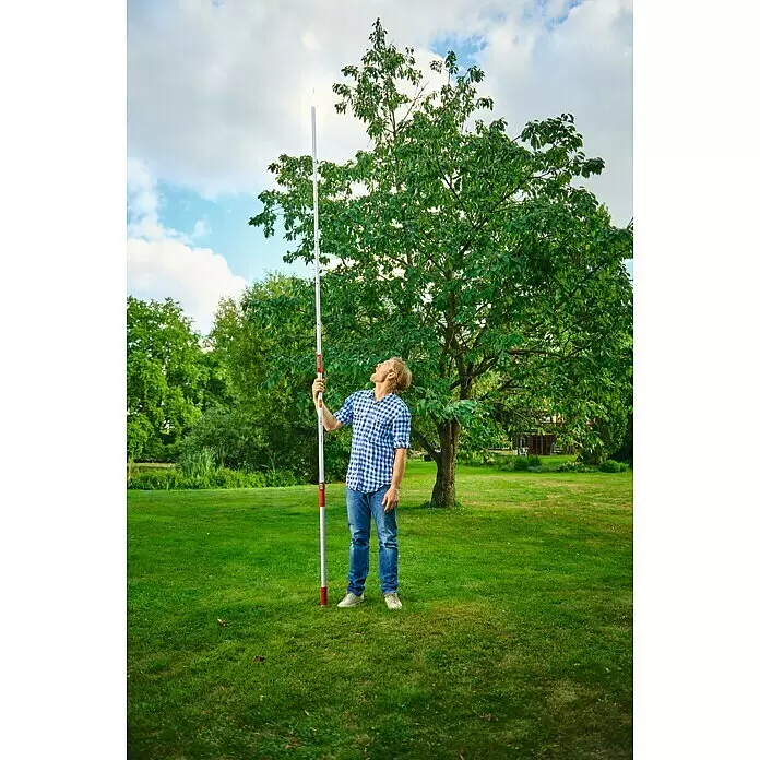 Wolf-Garten Teleskop-Astschere PDC RR 400 T - Schneidsystem Gartenschere: Bypass, Max. Aststärke: 35 mm - Teleskopstiel mit roten Griffen, von einem Mann verwendet, um hoch in einen Baum zu reichen.