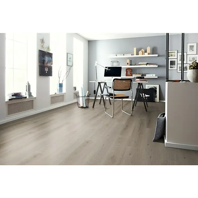 b!design Vinylbodenmuster SPC Silent Hartford280 x 160 x 4,8 mm, Landhausdiele - Einladendes Homeoffice mit grauem Vinylboden, der perfekt zu den weißen Wänden und den minimalistischen Möbeln passt, für eine ruhige Arbeitsatmosphäre.