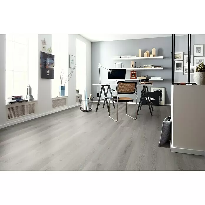 b!design Vinylbodenmuster SPC Silent Springfield - 280 x 160 x 4,8 mm, Landhausdiele - Helle graue Holzoptik-Bodenbretter in einem modernen Home-Office.