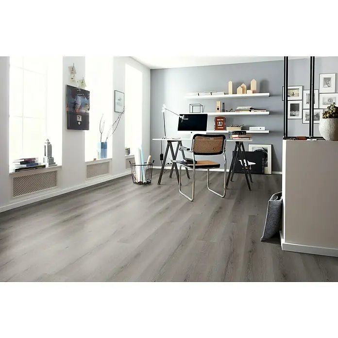 b!design Vinylbodenmuster SPC Silent Albany - 280 x 160 x 4,8 mm, Landhausdiele - Ein modernes Büro mit grauem Holzboden, der dem Raum ein elegantes und zeitgemäßes Aussehen verleiht. Der Boden harmoniert perfekt mit dem Interieur.