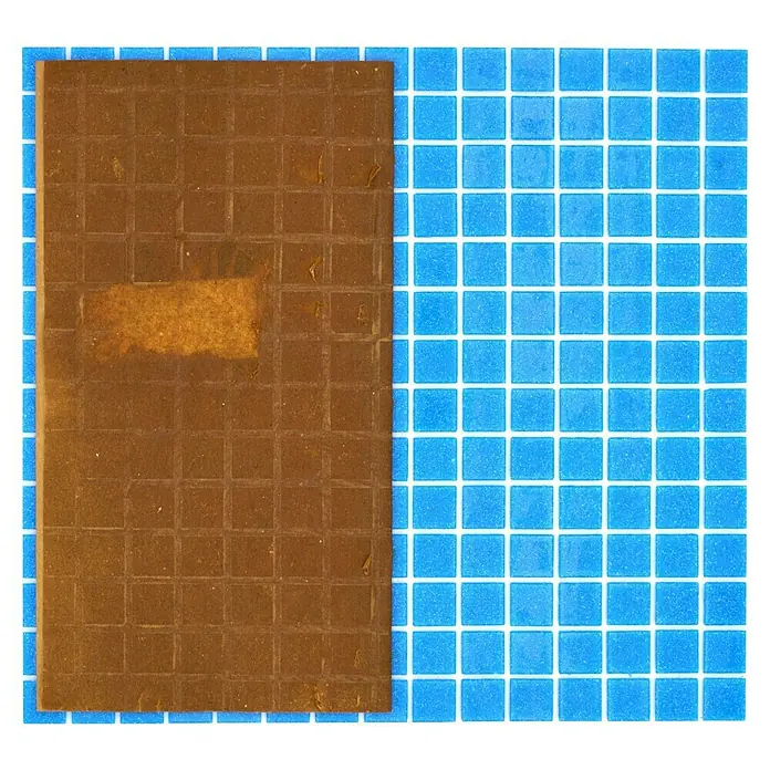 Mosaikfliese Quadrat Crystal Uni GM A 31P - 32,7 x 30,5 cm, Blau, Glänzend - Das Produkt ist ein rechteckiges, braunes Objekt mit einem Rastermuster, das auf einem Hintergrund mit blauen quadratischen Fliesen liegt.