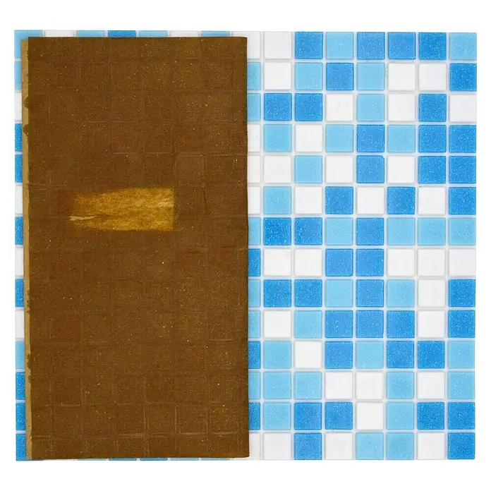 Mosaikfliese Quadrat Crystal Mix GM A 323P - 32,7 x 30,5 cm, Weiß/Blau, Glänzend - Nahaufnahme einer braunen Tafel Schokolade mit einer hellbraunen Beschichtung, platziert auf blau-weißen Mosaikfliesen.