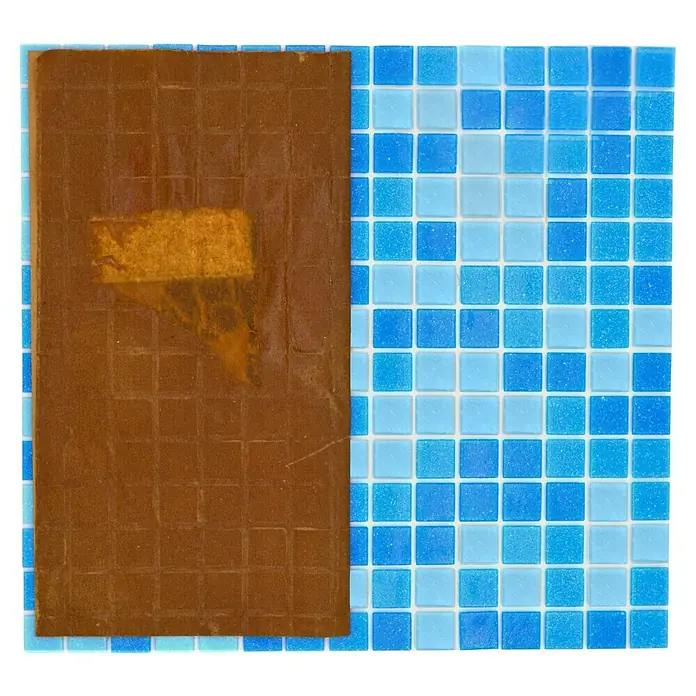 Mosaikfliese Quadrat Mix GM A 321P - 32,7 x 30,5 cm, Blau, Glänzend - Nahaufnahme eines braunen Keramikfliesenmusters neben einem blauen Mosaikfliesenmuster, das die Textur und Farben der Fliesen hervorhebt.