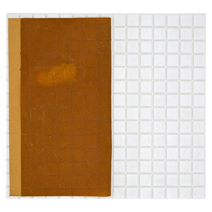 Mosaikfliese Quadrat Crystal Uni GM A 11P - 32,7 x 30,5 cm, Weiß, Glänzend - Nahaufnahme eines braunen Lederflecks auf einer weißen Fliesenoberfläche, der Textur und Handwerkskunst des Materials hervorhebt.