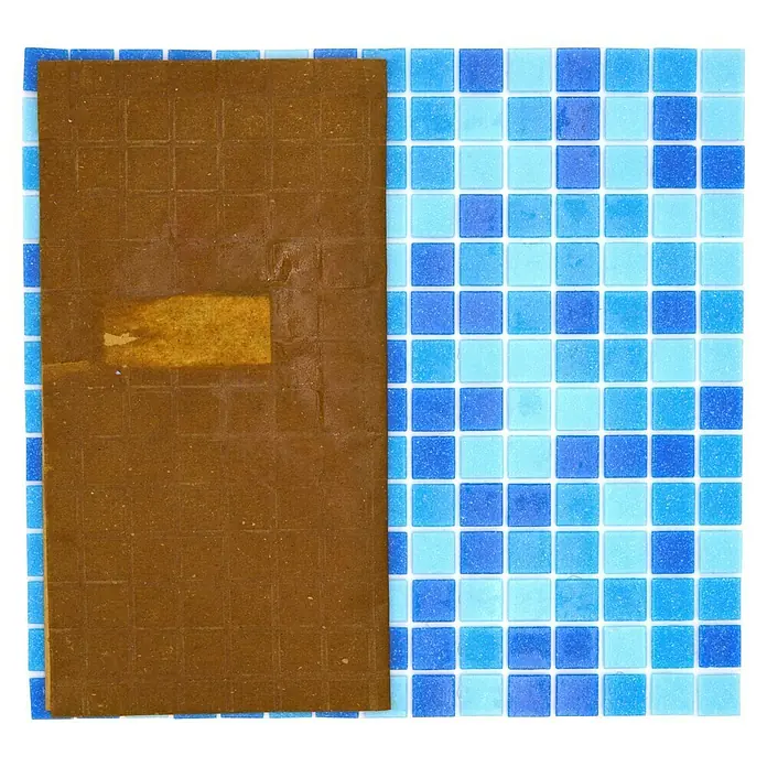 Mosaikfliese Quadrat Crystal Mix GM A 327P - 32,7 x 30,5 cm, Türkis/Blau, Glänzend - Nahaufnahme von Fruchtleder neben blauen Mosaikfliesen, die die Textur und Farbe des Produkts hervorheben.