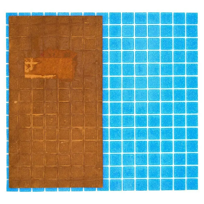 Mosaikfliese Quadrat Crystal Uni GM A 37P - 32,7 x 30,5 cm, Türkisblau/Blau, Glänzend - Nahaufnahme einer braunen quadratischen Fliese auf einem hellblauen Mosaikhintergrund.