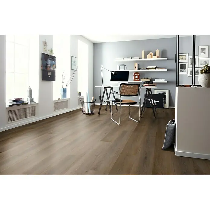 b!design Vinylbodenmuster SPC Silent New Haven280 x 160 x 4,8 mm, Landhausdiele - Ein modernes Büro mit braunem Holzboden, der dem Raum Wärme und Eleganz verleiht. Der Boden harmoniert mit dem minimalistischen Design.