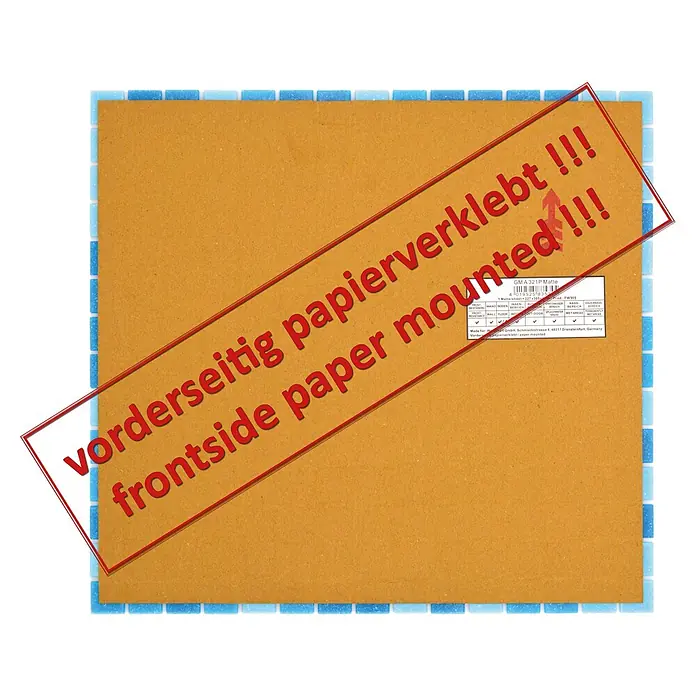 Mosaikfliese Quadrat Mix GM A 321P - 32,7 x 30,5 cm, Blau, Glänzend - Produktbild einer quadratischen Mosaikmatte mit dem Hinweis "vorderseitig papierverklebt !!!". Die Mosaikmatte ist braun und mit blauen Mosaiksteinen umrandet.