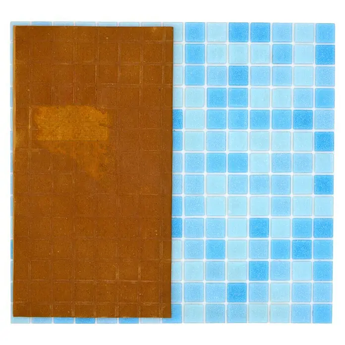 Mosaikfliese Quadrat Crystal Mix GM A 331P - 32,7 x 30,5 cm, Lichtblau, Glänzend - Nahaufnahme einer Bodenfliese, die eine rustikale Textur aufweist, mit hellblauen Mosaikfliesen im Hintergrund. Das Hauptaugenmerk liegt auf der Textur der Fliese.