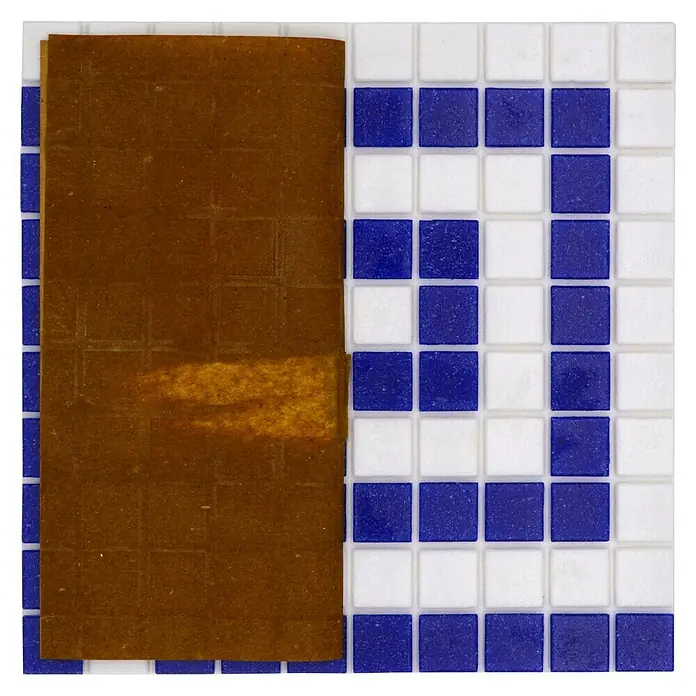 Mosaikfliese Quadrat Crystal GM BO 16P - 21,7 x 21,7 cm, Weiß/Dunkelblau, Glänzend - Nahaufnahme einer quadratischen Mangofruchtlederplatte vor einem blau-weißen Mosaikhintergrund.