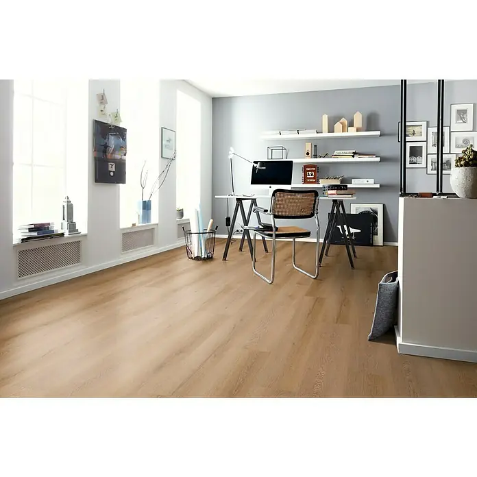 b!design Vinylbodenmuster SPC Silent Providence - 280 x 160 x 4,8 mm, Landhausdiele - Modernes Büro mit hellem Holzboden, minimalistischem Schreibtisch und stilvollem Stuhl. Die Regale bieten zusätzlichen Stauraum und dekorative Elemente.