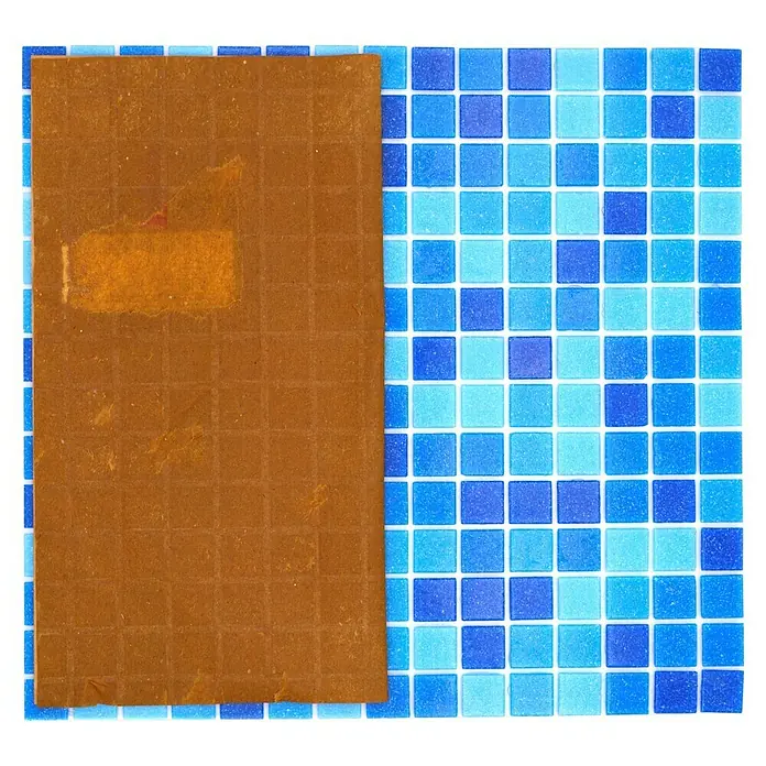 Mosaikfliese Quadrat Crystal Mix GM A 335P - 32,7 x 30,5 cm, Blau/Hellblau, Glänzend - Nahaufnahme einer braunen Badezimmerfliese neben blau-weißen Mosaikfliesen, ideal für die Inspiration Ihres nächsten Dekorprojekts.