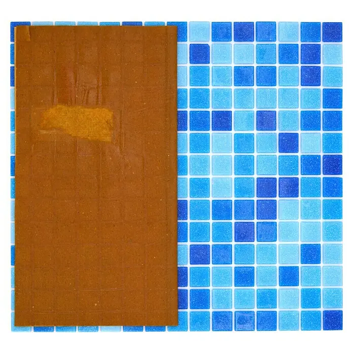 Mosaikfliese Quadrat Crystal Mix GM A 339P - 32,7 x 30,5 cm, Blau/Dunkelblau, Glänzend - Braune Pappe liegt auf einem Hintergrund aus blauen Mosaikfliesen.