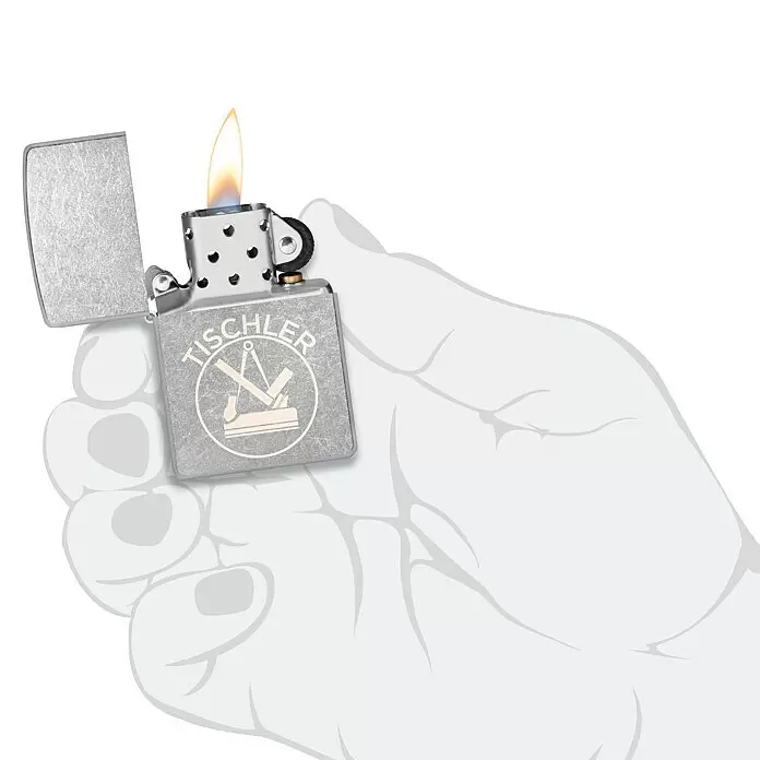 Zippo Sturmfeuerzeug Classic Street Chrome™ - Tischler - Entzündetes Feuerzeug aus gebürstetem Silber mit graviertem 'TISCHLER'-Schriftzug und Zimmermannssymbol (Winkel und Hobel).