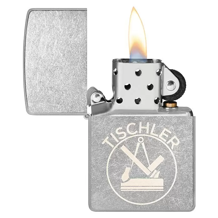 Zippo Sturmfeuerzeug Classic Street Chrome™ - Tischler - Silbernes, gebürstetes Metallfeuerzeug, geöffnet mit Flamme, graviert mit „TISCHLER“ und Zimmermannsemblem.