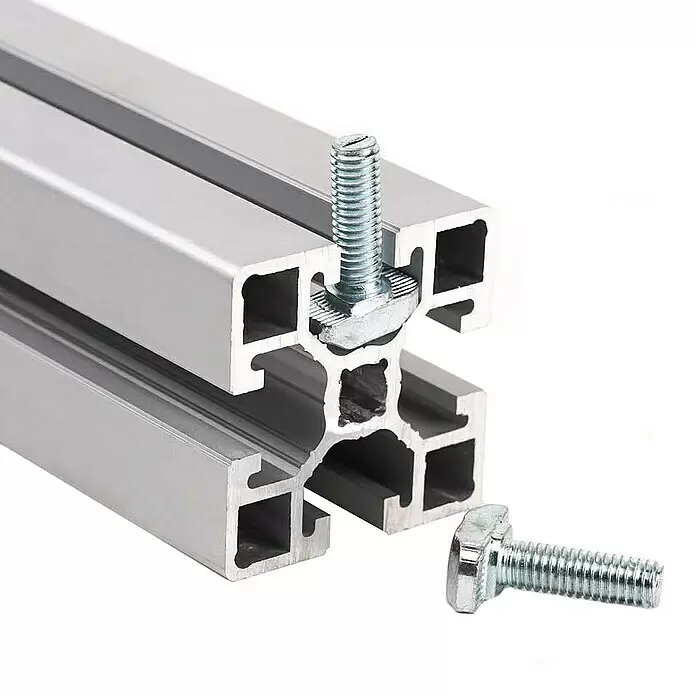 Absaar Hammerkopfschraube - Edelstahl, Länge: 17 mm - Silberne Aluminium-Strangpressprofile mit T-Nutensteinschrauben, eine in ein Profil eingesetzt, eine weitere danebenliegend.