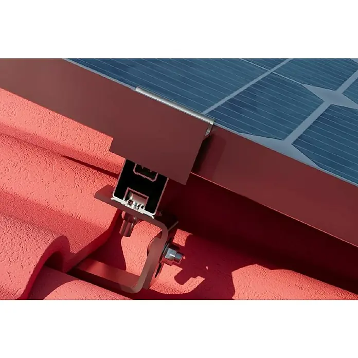 Absaar Endklemme - Aluminium, Silber - Nahaufnahme einer Solarmodulhalterung auf einem roten Ziegeldach, die die Installation von Solarenergieanlagen zeigt.