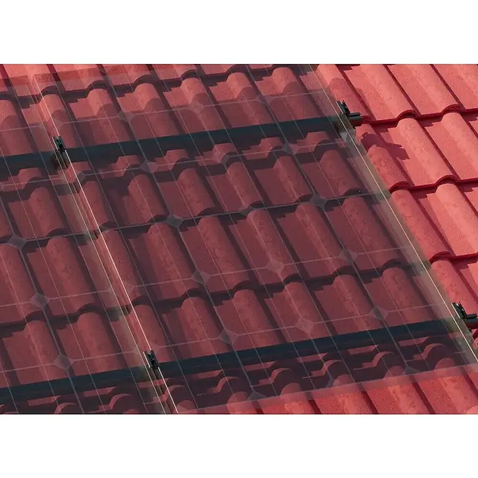 Absaar Befestigungsklemme - Schwarz, Länge: 70 mm - Nahaufnahme einer transparenten Solaranlage auf einem roten Ziegeldach, befestigt mit schwarzen Halterungen, die erneuerbare Energie erzeugt.