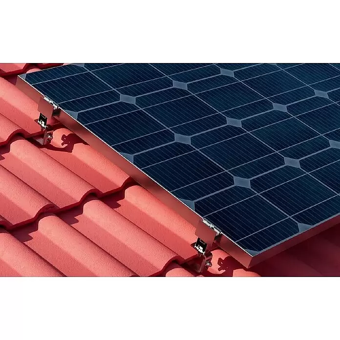 Absaar Endklemme - Aluminium, Silber - Dunkelblaues Solarmodul auf einem roten Ziegeldach installiert.