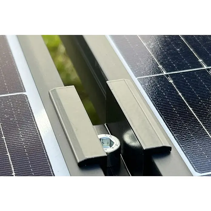 Absaar BefestigungsklemmeSilber, Länge: 70 mm - Detailansicht von Solarpanel-Befestigungselementen, die die sichere Installation von Solarmodulen auf einem Montagesystem hervorheben.