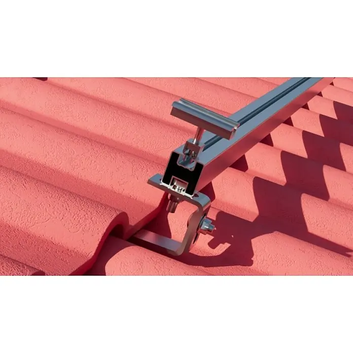 Absaar DachhakenEdelstahl, Passend für: Dachsteine, Dachpfannen, Formziegel von 6mm - Nahaufnahme einer Solarpanel-Montagehalterung auf einem roten Ziegeldach, die die sichere Befestigung von Solaranlagen zeigt.