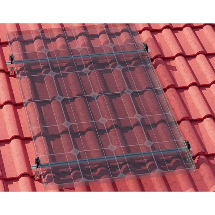 Absaar Endklemme - Aluminium, Schwarz - Dachziegel mit transparenter Solaranlage. Die moderne Solaranlage fügt sich nahtlos in das Ziegeldach ein und erzeugt saubere Energie.