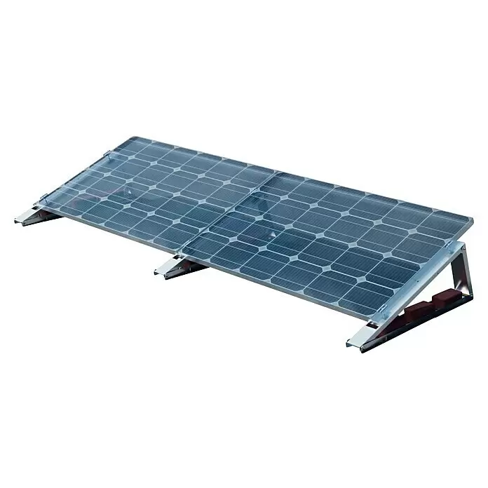 Absaar Universalhalterung - Aluminium, Mit Neigungsverstellung - Zwei verbundene Solarmodule mit blauen Zellen auf einem silbernen, verstellbaren Ständer, mit dunkelroten Stützblöcken.