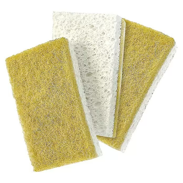 Peggy Perfect Reinigungsschwamm Go Clean Nachhaltiger Spülschwamm - B x L: 6,5 x 16,5 cm, Material: Naturmaterialien, 3 Stk. - Drei rechteckige Putzschwämme: zwei gelbe Scheuerpads und ein weißer poröser Schwamm.