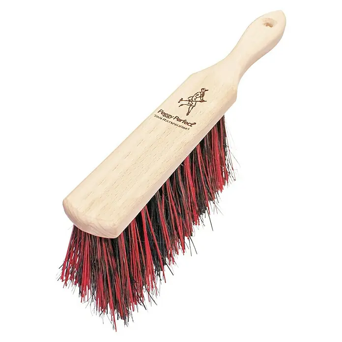 Peggy Perfect Handfeger - Material Borsten: Super Mix, Holz - Der 'Peggy Perfect' Staubwedel mit Holzgriff und roten, schwarzen und grauen Borsten für eine effektive Staubentfernung.