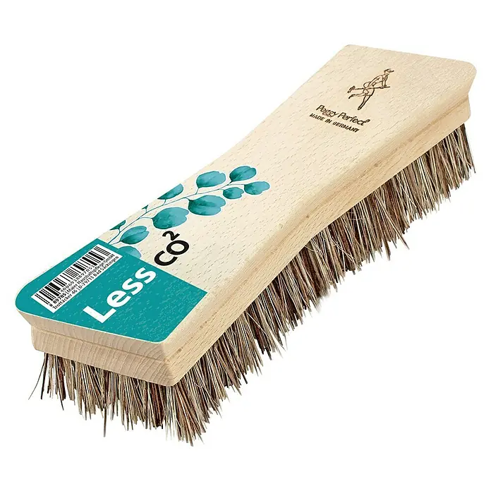 Peggy Perfect Less co² Scheuerbürste - L x B x H: 26 x 5 x 5 cm, Material Borsten: Union-Fiber - Das Bild zeigt eine rechteckige Peggy Perfect Bürste aus Holz mit Naturborsten und einem Aufdruck mit Pflanzenmotiven und dem Schriftzug "Less CO²".