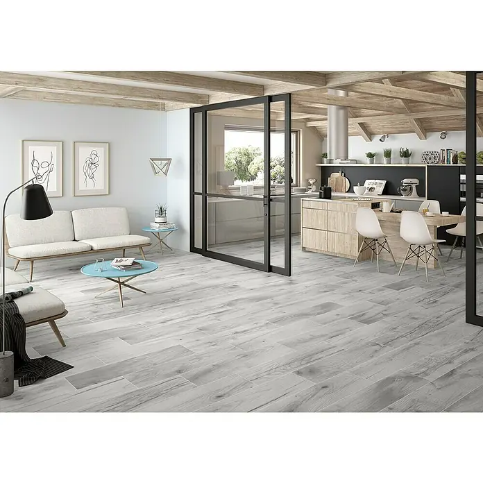 Pavimento cerámico Olsen - 24 x 95 cm, Gris - Azulejos claros con aspecto de madera y un patrón de vetas distintivo. Los azulejos añaden una estética natural y moderna a la estancia.